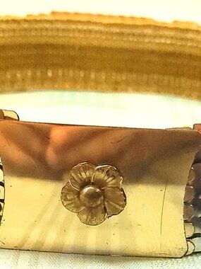 Circa 1980s Gold Tone Fish Scale Stretch Belt Flower Buckle 28"